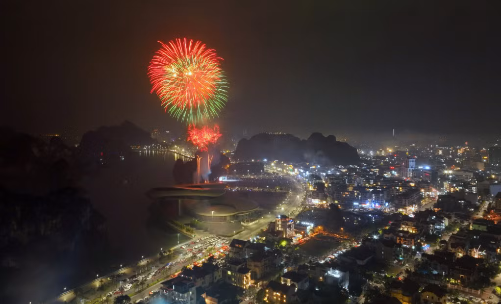 Đúng khoảnh khắc giao thừa Tết Quý Mão, bầu trời thành phố Hạ Long rực sáng bởi màn pháo hoa tầm cao tại Quảng trường 30/10 (phường Hồng Hải).