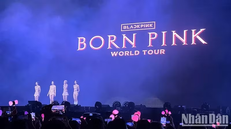 The RoK’s female band BlackPink in their concert in Vietnam. (Photo: TRUNG HIEU)