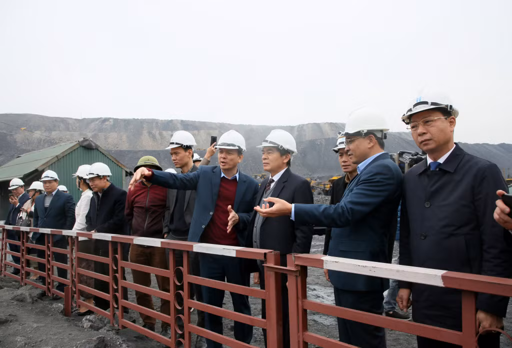 Houaphan Party Secretary Somphan Phengkhammy visited Ha Tu Coal Mine.