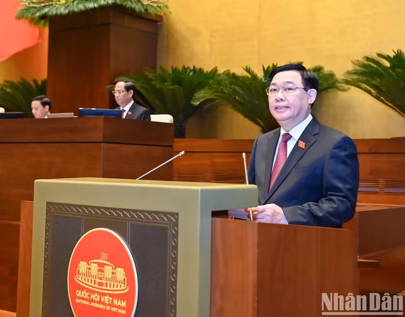 NA Chairman Vuong Dinh Hue speaks at the session.