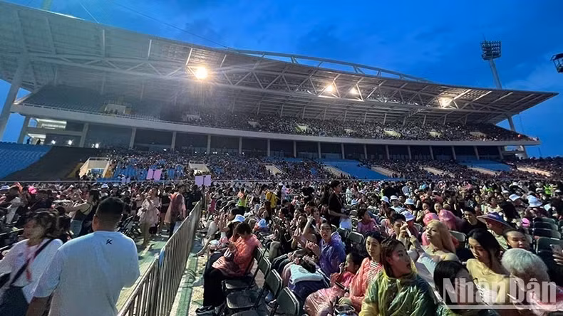 Vietnamese audiences are excited at the BlackPink's concert in Hanoi despite rains. (Photo: TRUNG HIEU)