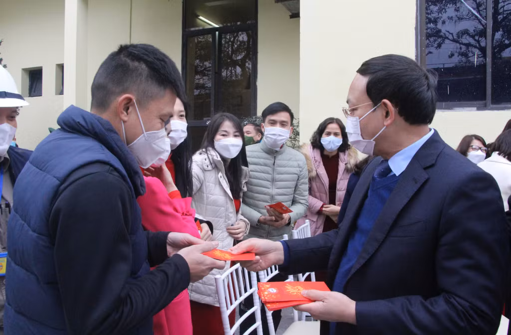 The provincial Party Secretary gave New Year's gifts to officials and employees of Cam Pha Port and Logistics Company.