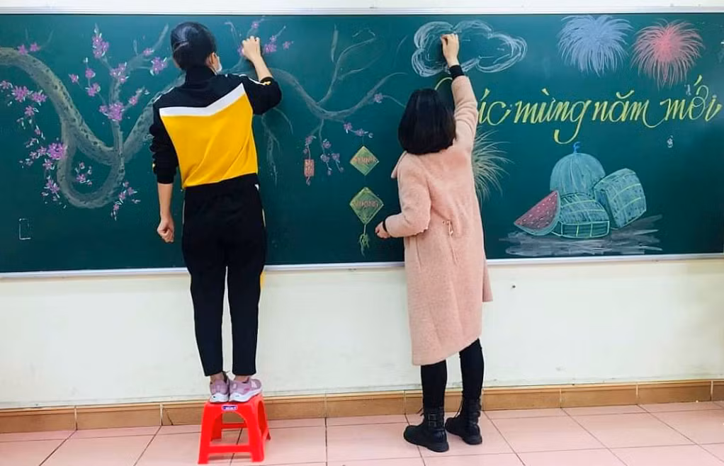 Teachers at Ha Long Primary School decorated the board to welcome students back to school.