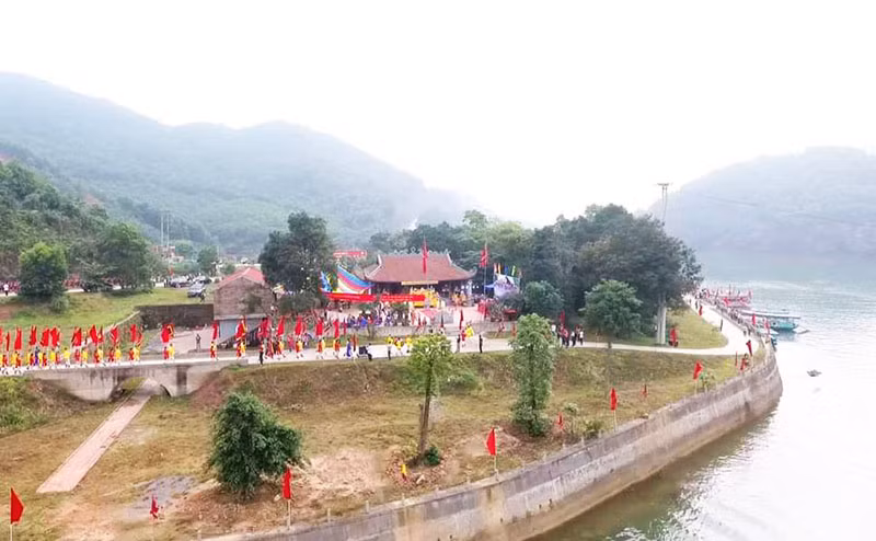 The historical site lies on the bank of Ba Che river.