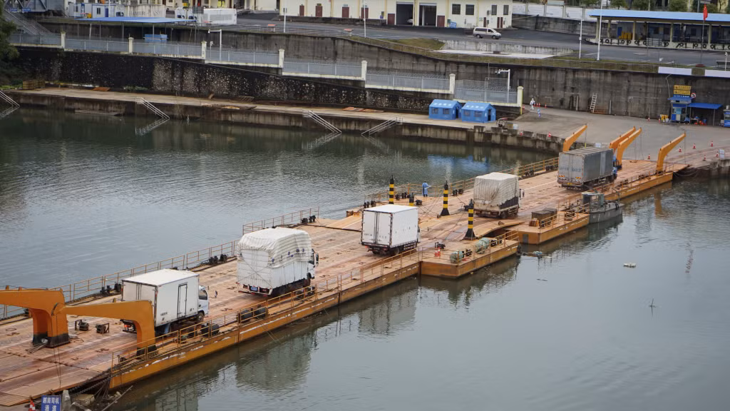 Goods were exported to China through the temporary pontoon bridge at Mong Cai city's Km3+4 Hai Yen.