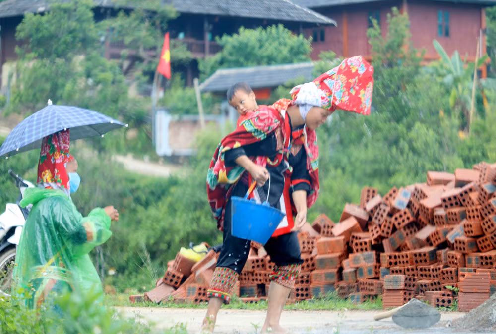 Dao people, with their long-lasting community cohesion, often help one another to build houses. Modern houses have currently been built in this highland village.