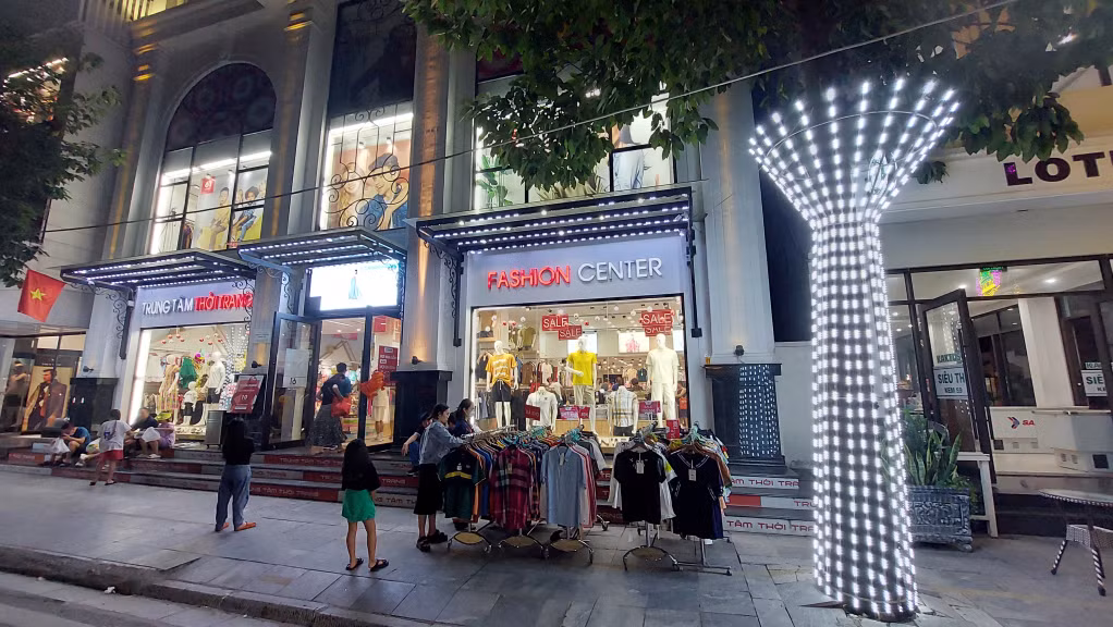 Ngoài các quầy hàng bày bán trên tuyến phố, dọc 2 bên tuyến phố này có hàng trăm cửa hàng-Nơi mua sắm lý tưởng của du khách