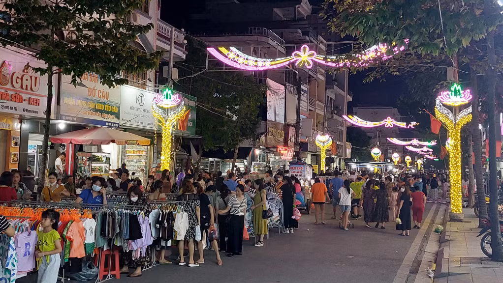 Phố đi bộ Trần Phú được mở vào buổi tối những ngày cuối tuần, thu hút đông đảo nhân dân và du khách