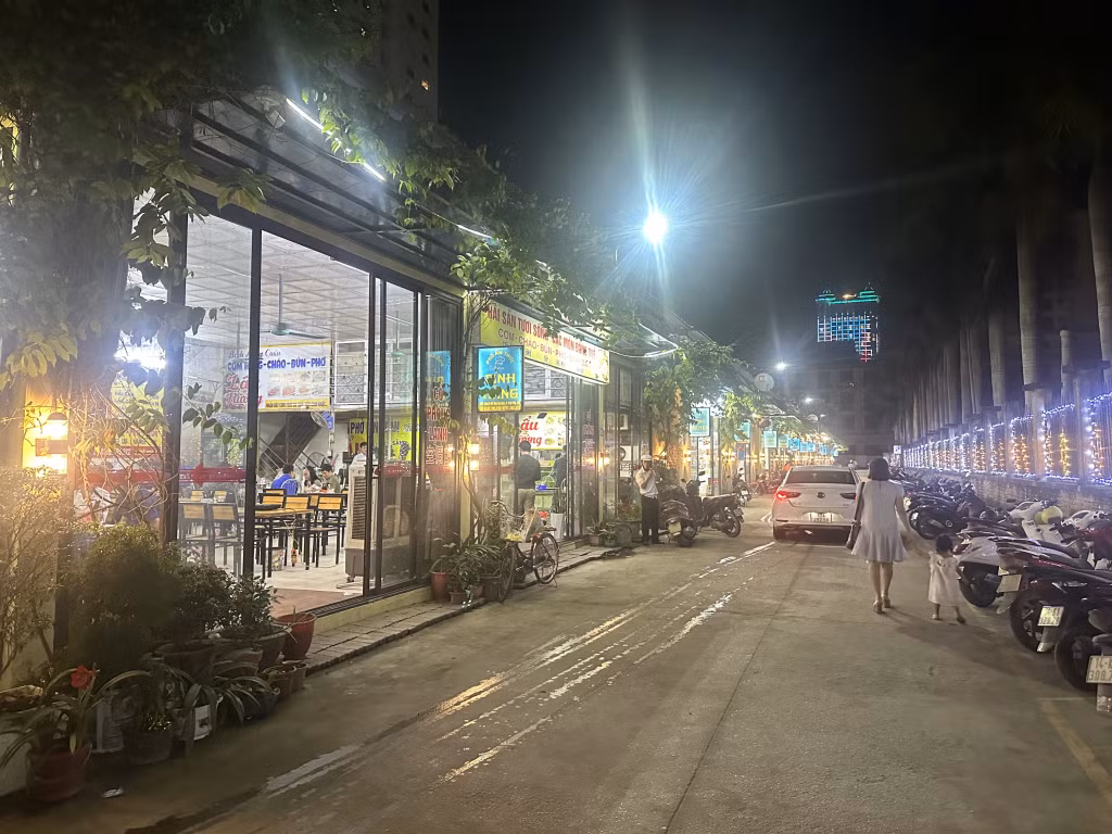 Cuối Phố đi bộ Trần Phú là Phố ẩm thực để du khách thưởng thức các món ăn mang hương vị đặc trưng ẩm thực Móng Cái.