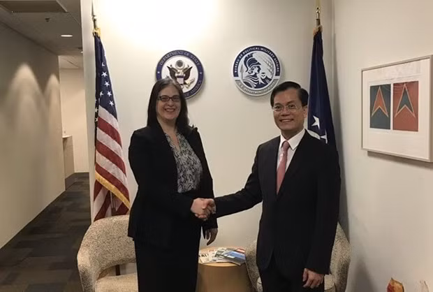 Vietnamese Deputy Minister of Foreign Affairs Hà Kim Ngọc (R) and US Assistant Secretary of State for Political-Military Affairs Jessica Lewis. VNA/VNS Photo