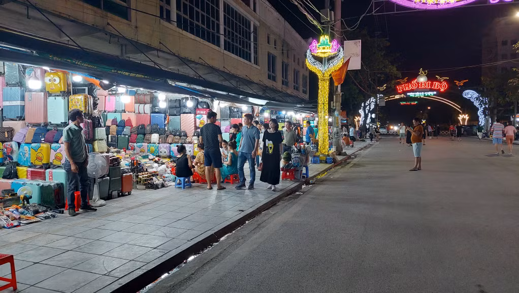 Các cửa hàng gia dụng khác cũng hấp dẫn du khách