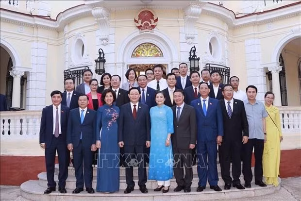 NA Chairman meets Vietnamese community in Cuba hinh anh 4