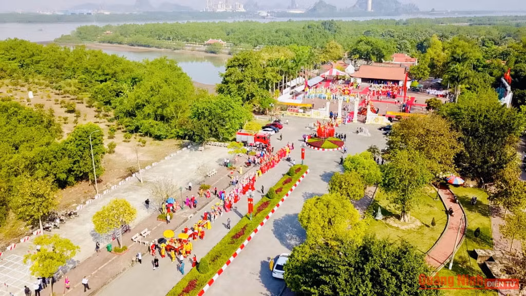 Bach Dang traditional festival is annually held to express people’s gratitude to the heroes of the nation.