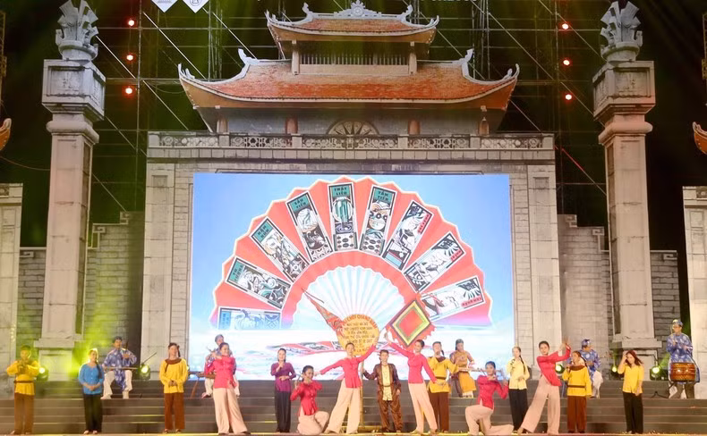 ‘Bai choi’ singing, a popular folklore style of singing, in the central and south-central regions of Vietnam, was performed by artisans and artists from Quang Nam Province.