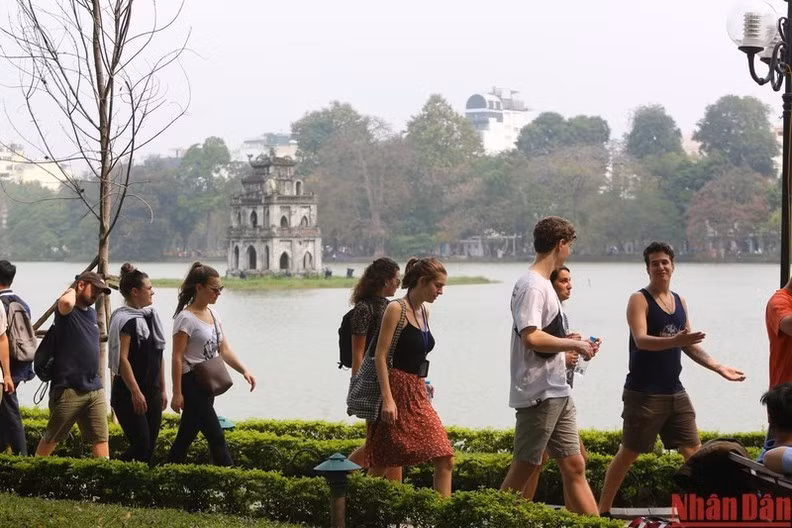 Foreign tourists visit Hoan Kiem Lake, Hanoi. (Photo: Thanh Dat)
