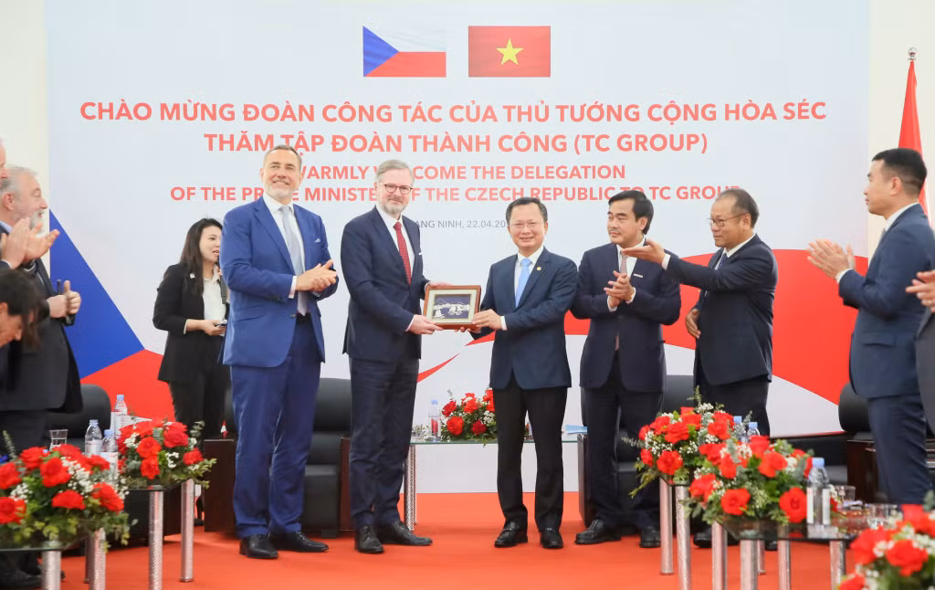 Acting Chairman Cao Tuong Huy presented a souvenir featuring Quang Ninh's cultural identity to Czech Prime Minister Petr Fiala.