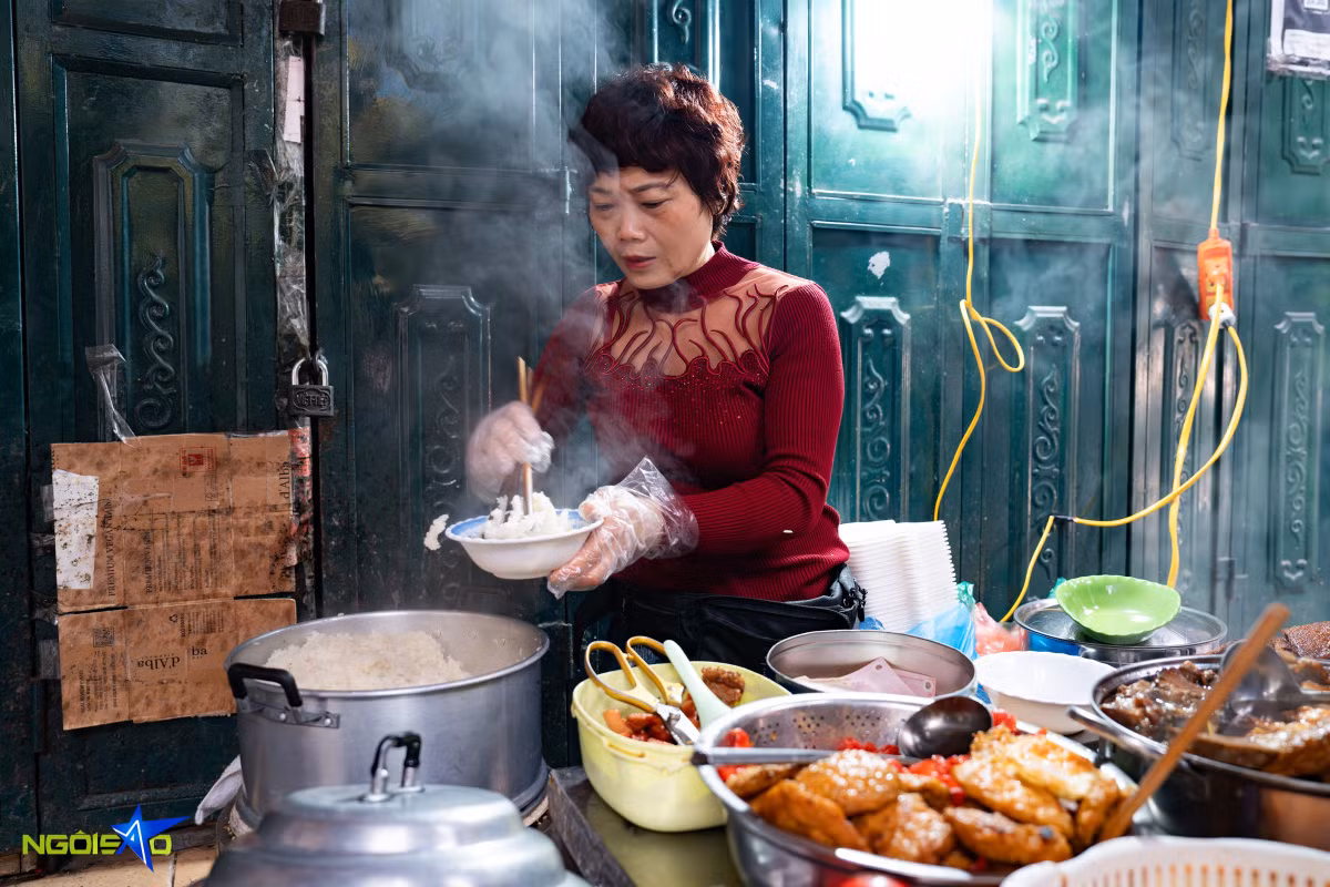 Hanoi's sticky rice and fried pate: a 2-hour breakfast favorite ảnh 2 Hanoi's sticky rice and fried pate: a 2-hour breakfast favorite