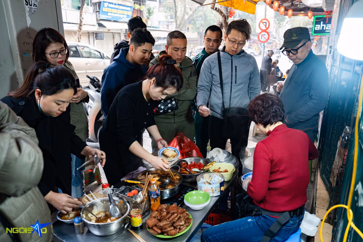 Hanoi's sticky rice and fried pate: a 2-hour breakfast favorite ảnh 1 Hanoi's sticky rice and fried pate: a 2-hour breakfast favorite