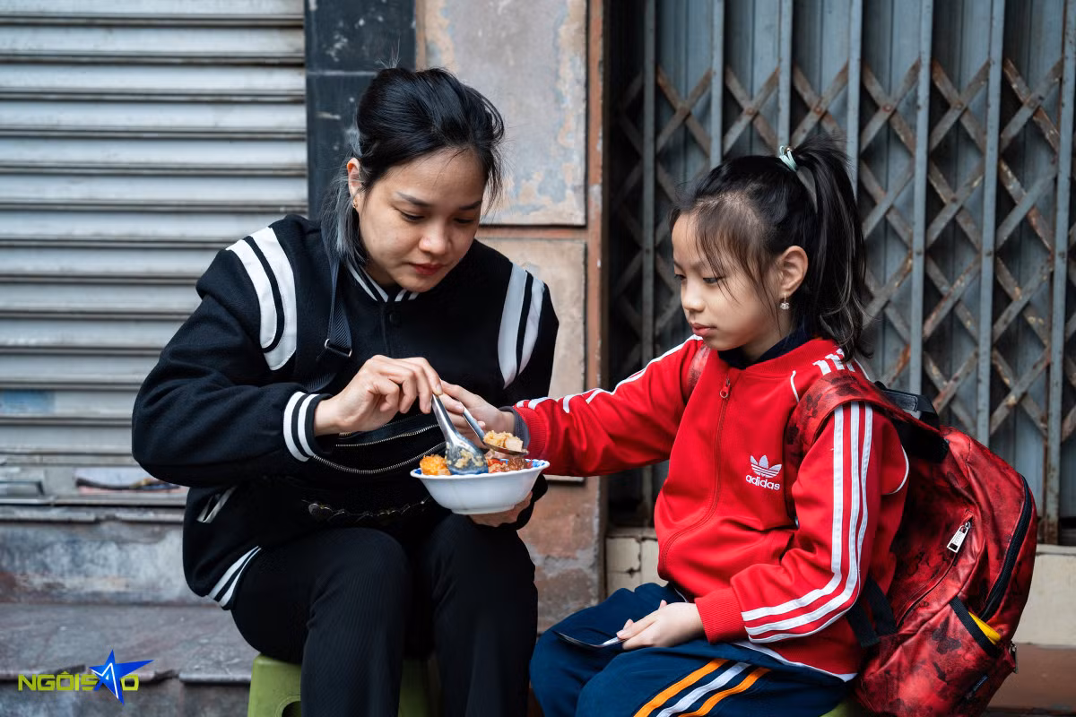 Hanoi's sticky rice and fried pate: a 2-hour breakfast favorite ảnh 10 Hanoi's sticky rice and fried pate: a 2-hour breakfast favorite