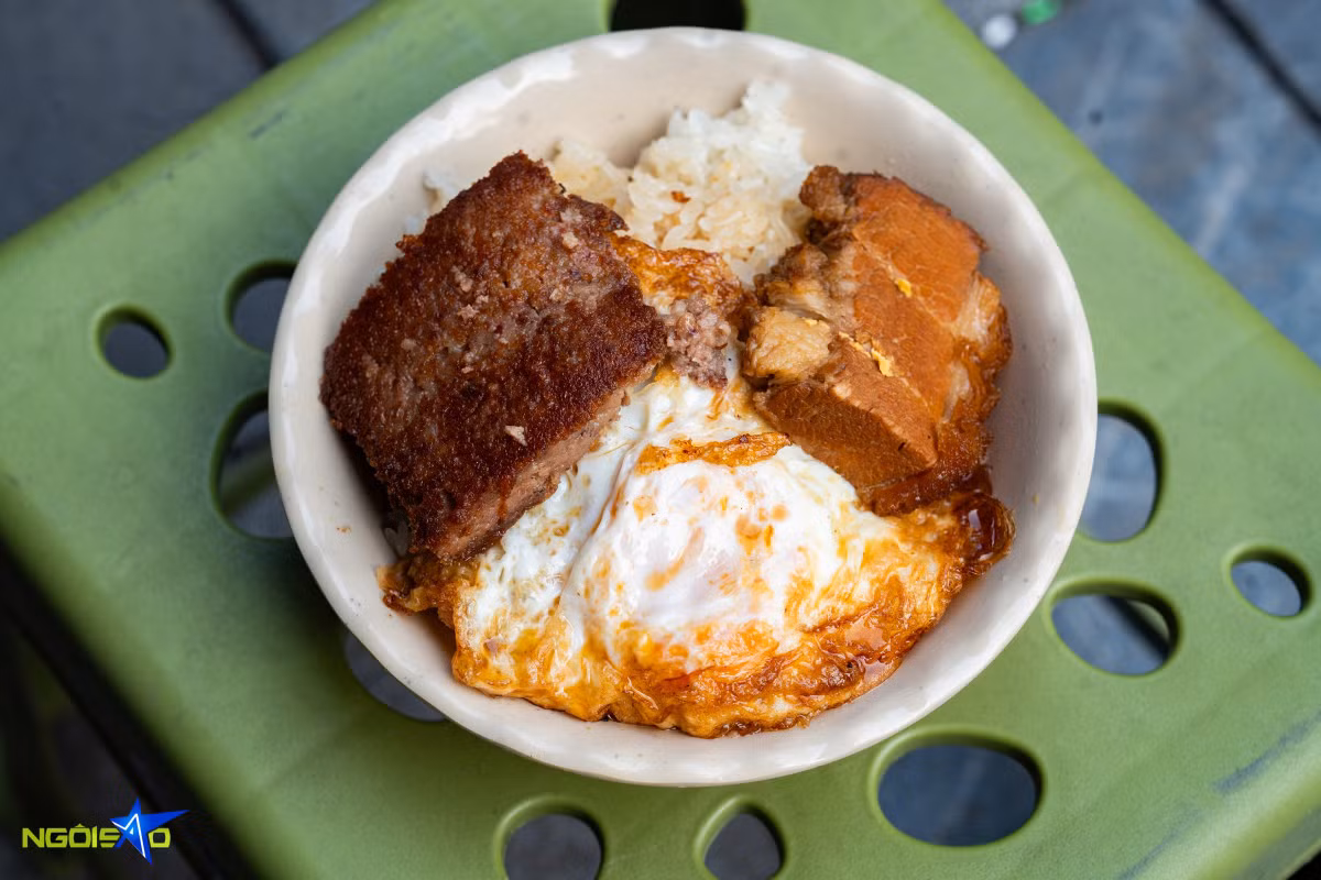Hanoi's sticky rice and fried pate: a 2-hour breakfast favorite ảnh 11 Hanoi's sticky rice and fried pate: a 2-hour breakfast favorite