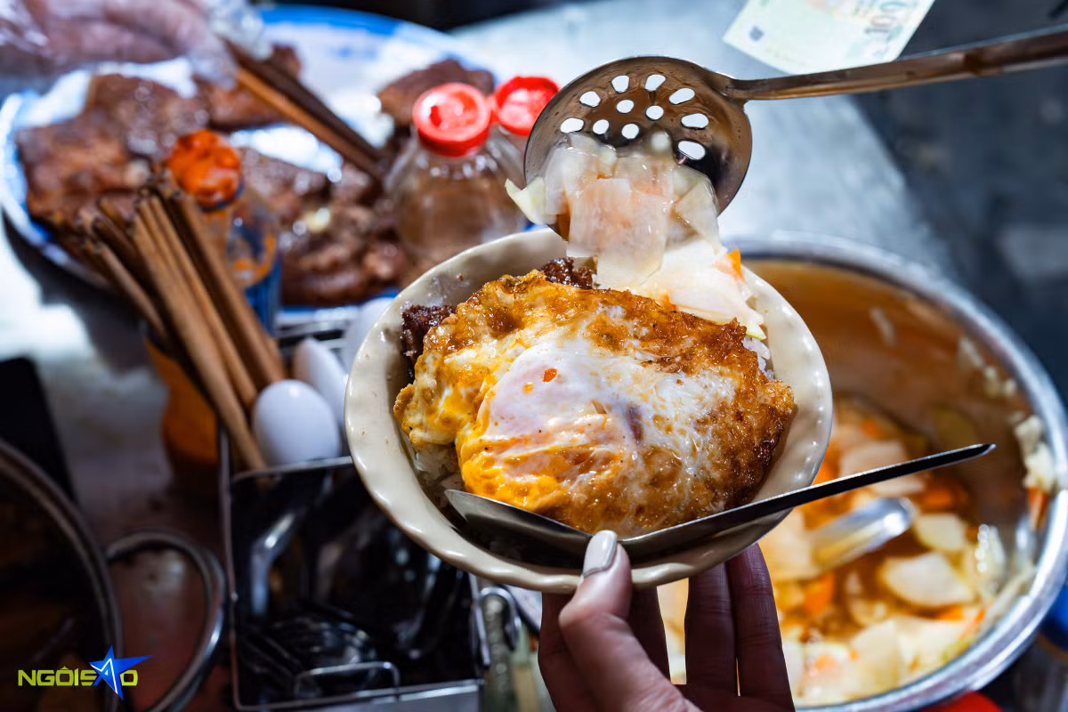 Hanoi's sticky rice and fried pate: a 2-hour breakfast favorite