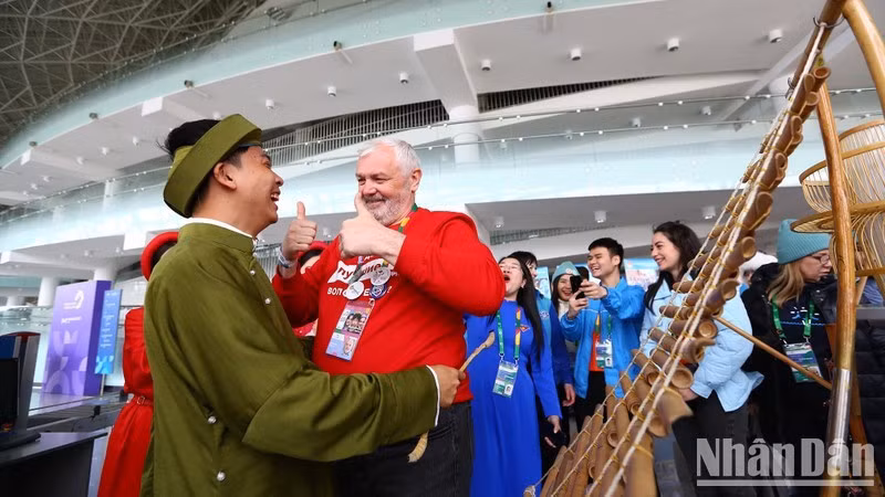 Vietnamese culture leaves strong impression on international friends at World Youth Festival 2024 in Russia ảnh 1