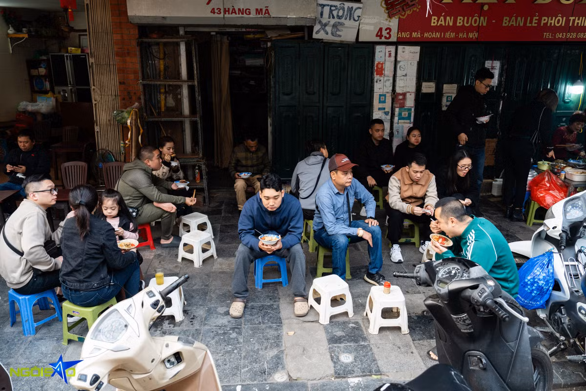 Hanoi's sticky rice and fried pate: a 2-hour breakfast favorite