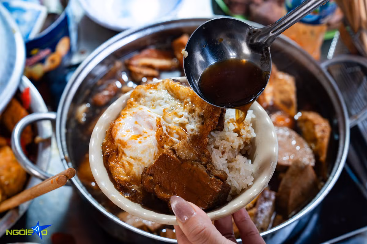 Hanoi's sticky rice and fried pate: a 2-hour breakfast favorite