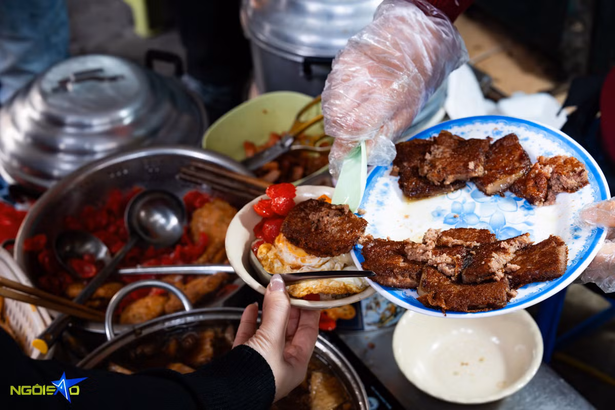 Hanoi's sticky rice and fried pate: a 2-hour breakfast favorite