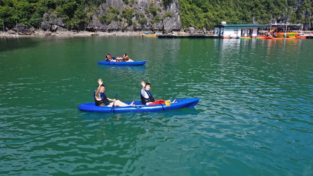 The most ideal time to visit the natural wonder is between March and April and September to November as there is very little rain and cruise conditions are near perfect.