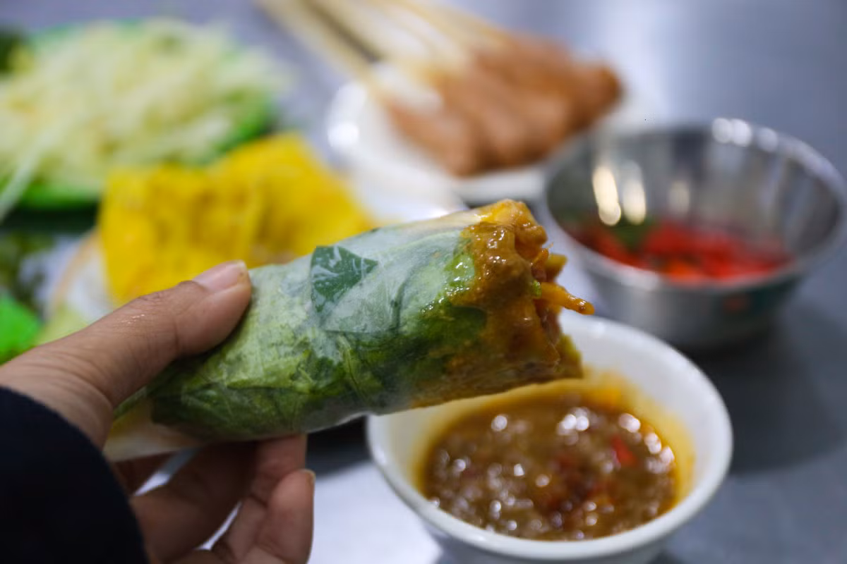 Banh xeo sizzles at 40-year-old eatery