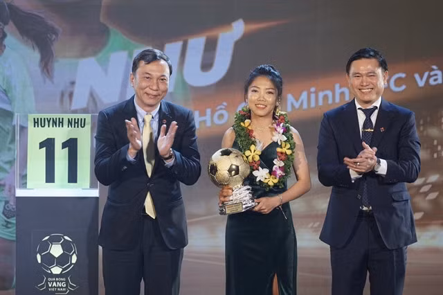 Striker Huỳnh Như of Lank FC (centre) wins the record of fifthe Golden Ball award on February 25 in HCM City. Photos of organisers