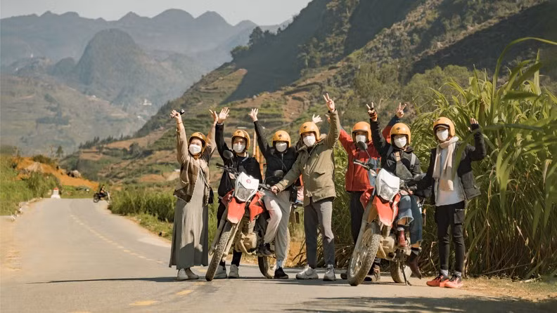 Young travellers will help to foster tourism development in localities they visited by sharing their itineraries on online platforms (Photo: tuoitrethudo.com.vn)