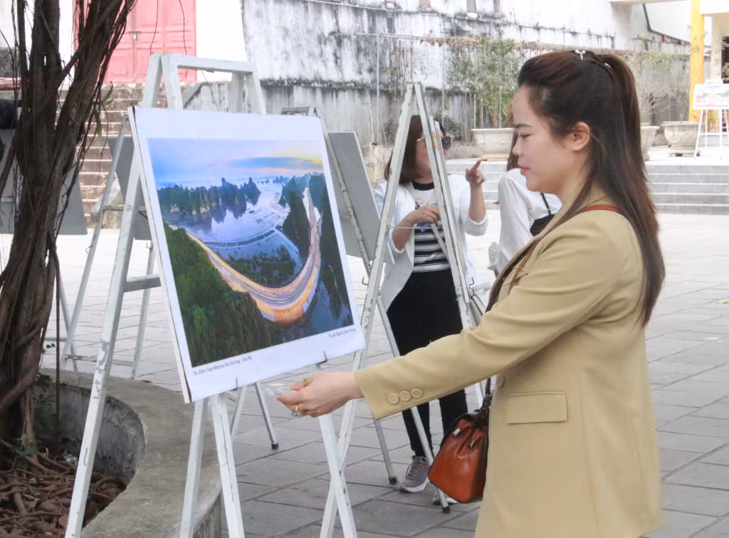 A photo exhibition on Cam Pha city is held at Cua Ong temple.