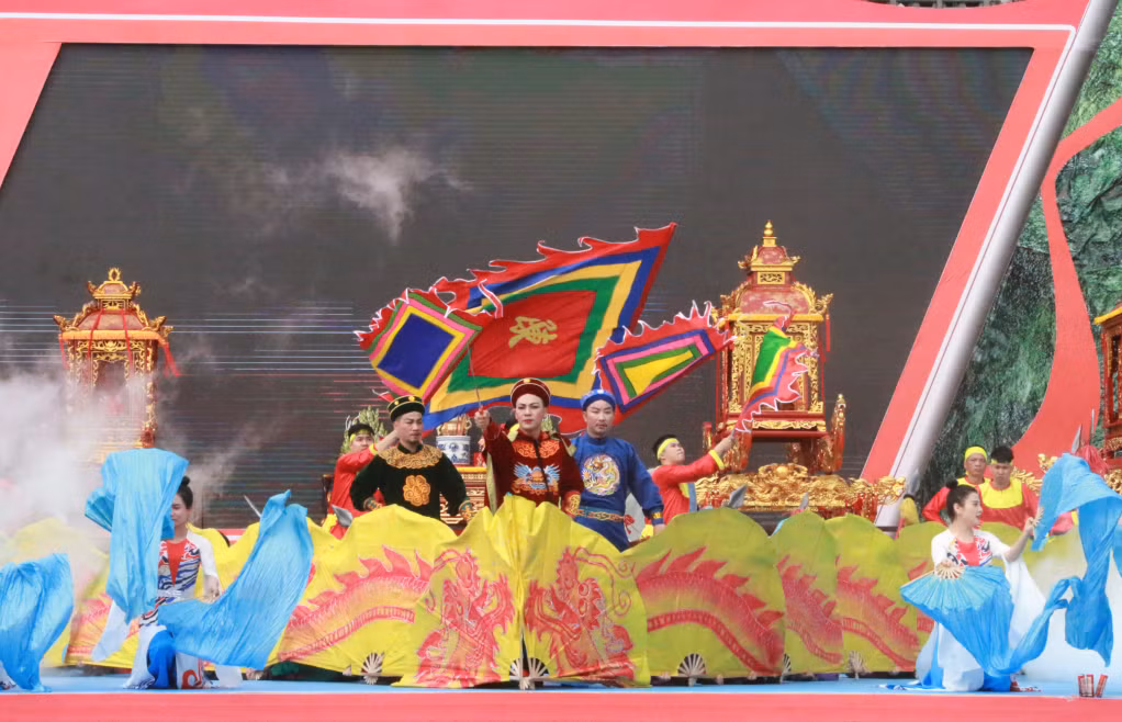The performance "Sacred traces of relics" depicts the career of Hung Nhuong Vuong Tran Quoc Tang, the army and people under the Tran Dynasty.