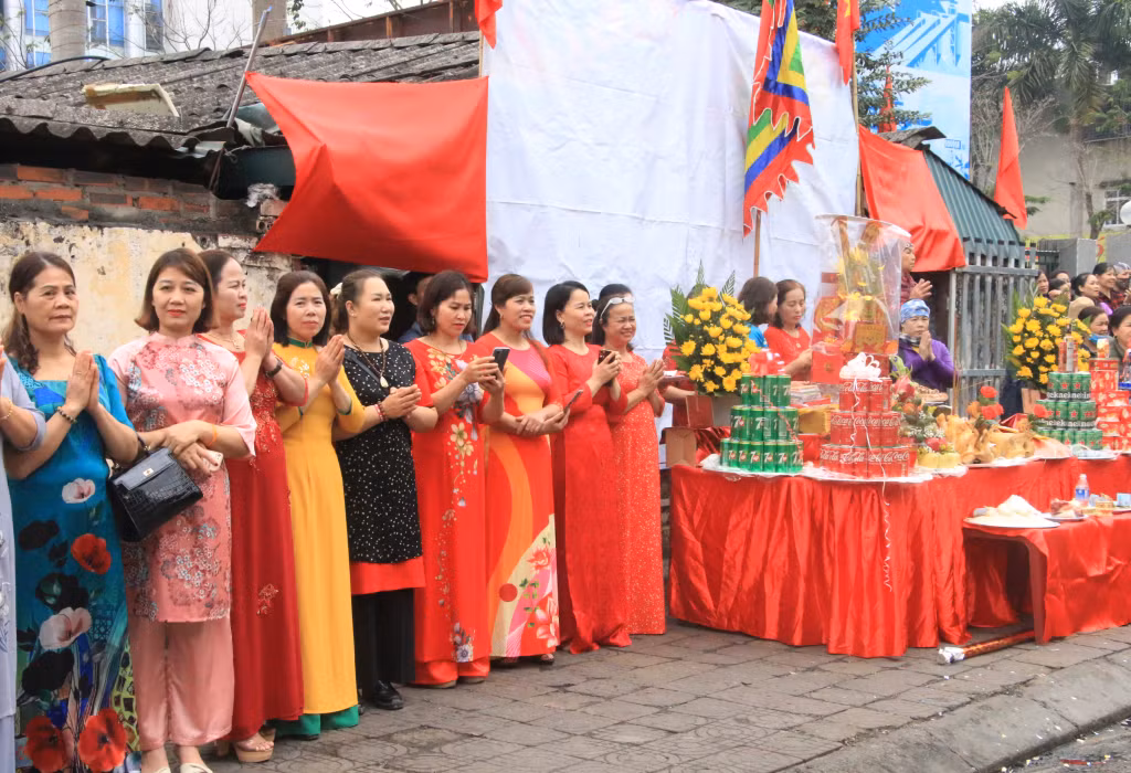 Local people held ceremonies in their families and neighborhoods to commemorate the merits, life and career of Monsignor Hung Nhuong Vuong Tran Quoc Tang and generals of the Tran Dynasty.