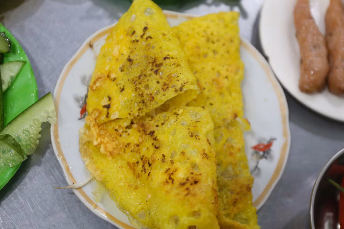 Banh xeo sizzles at 40-year-old eatery