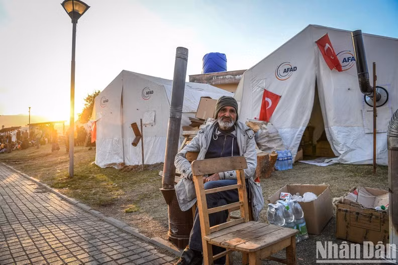 A Turkish man still stands in front of the tent every day, looking at his collapsed house. The horrifying memories of the great earthquake still shock him.