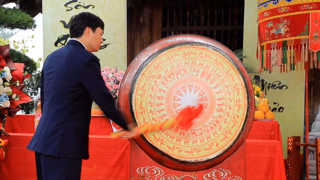 Dong Trieu authorities beat a drum to kick off the festival.