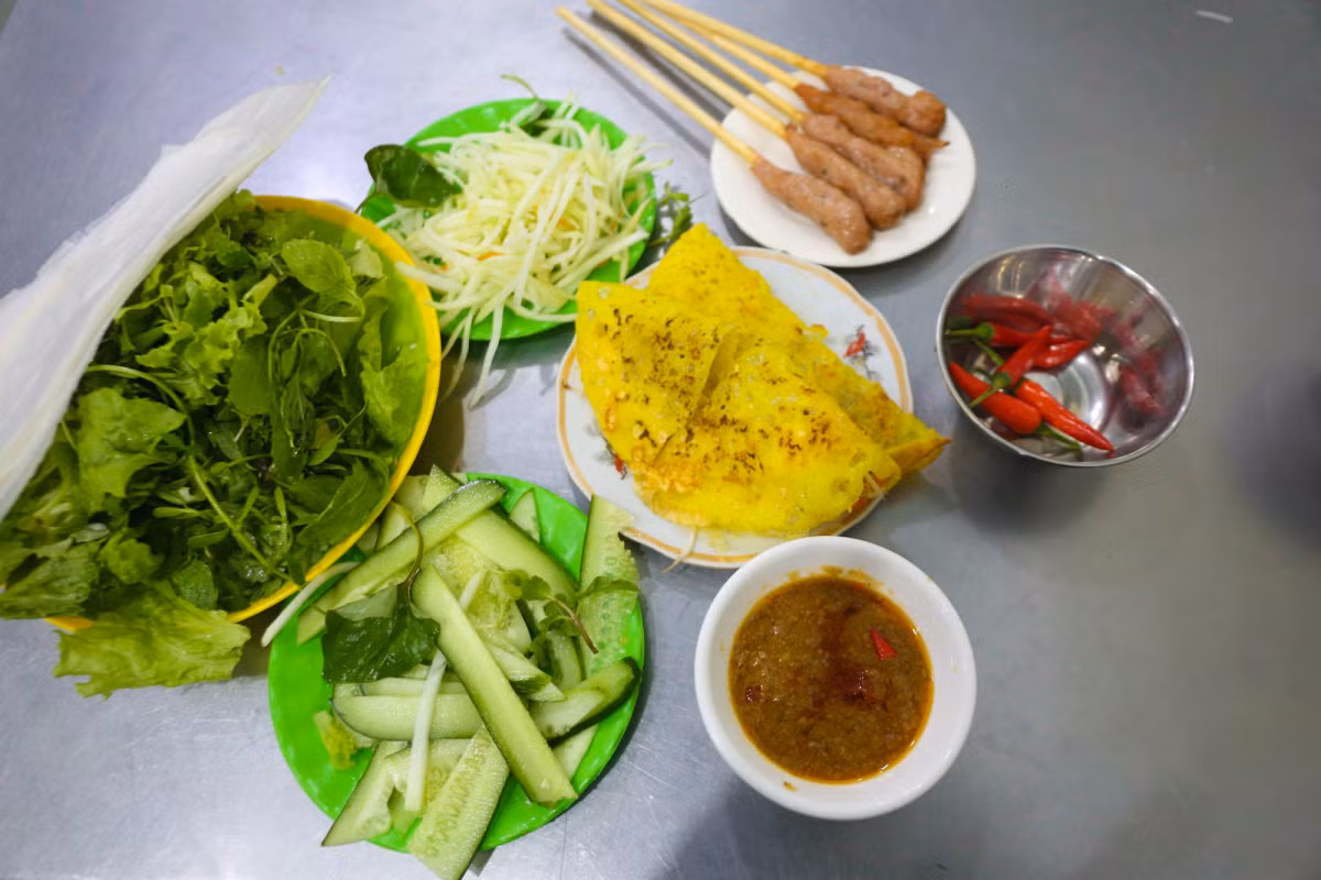 Banh xeo sizzles at 40-year-old eatery