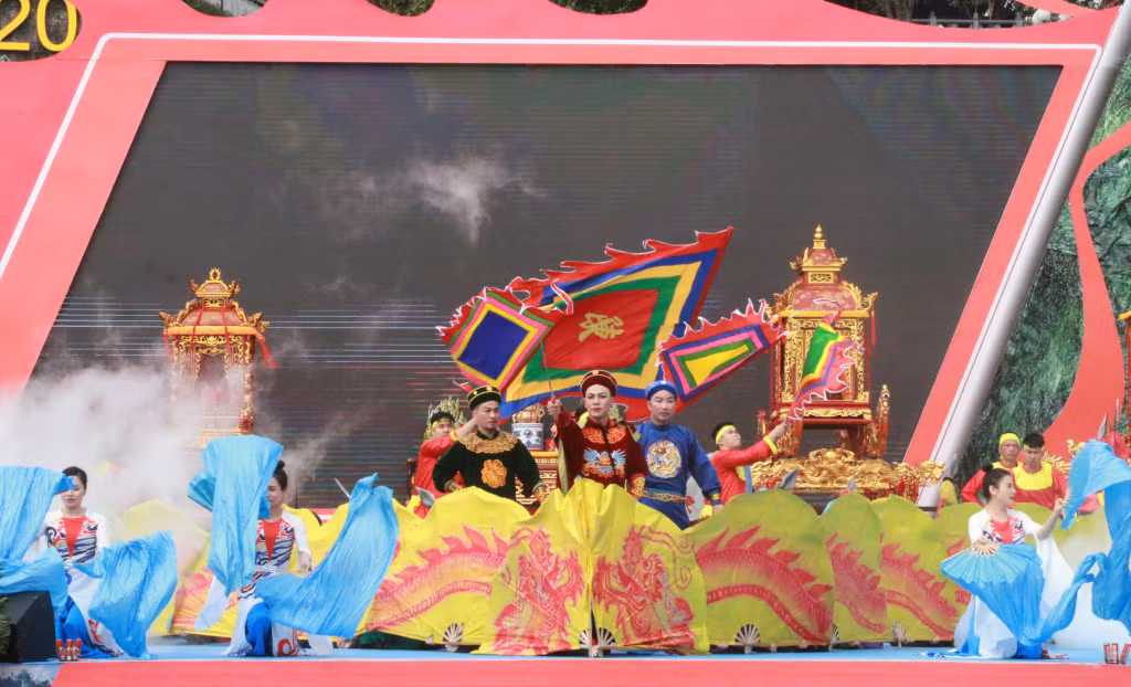 The performance "Sacred traces of relics" depicts the career of Hung Nhuong Vuong Tran Quoc Tang, the army and people under the Tran Dynasty.