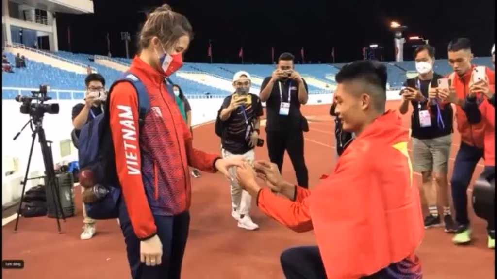 Nguyễn Tiến Trọng proposes to his girlfriend after winning gold at the SEA Games. — Photo tienphong.vn