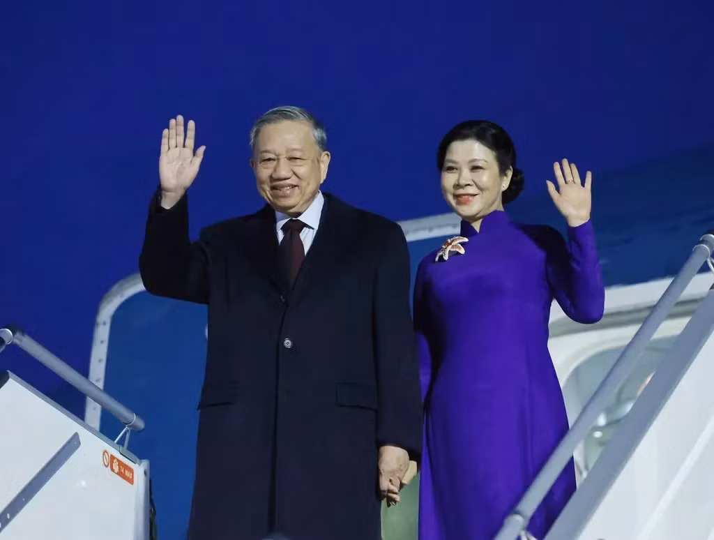 General Secretary Tô Lâm and spouse Ngô Phương Ly arrived at Helsinki Airport on October 20 evening. — VNA/VNS photo