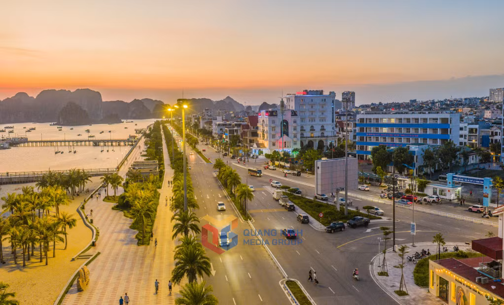 Thành phố Hạ Long lung linh lên đèn tại khu vực tuyến đường và bãi tắm Hòn Gai – khép lại một ngày rực rỡ trên dải lụa biển tuyệt đẹp này