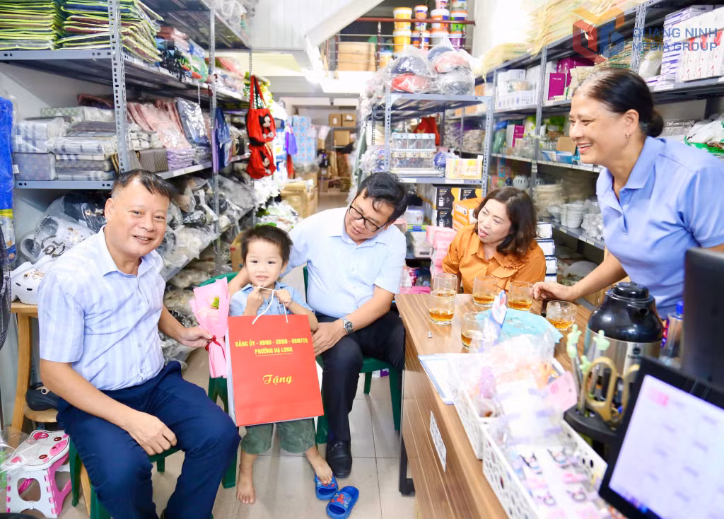 On this occasion, the leaders of Ha Long ward presented many meaningful gifts to children and young students in the area.