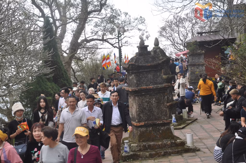 Spring remains the season that draws thousands of visitors from all over the country to Yen Tu for its vibrant spring festival.