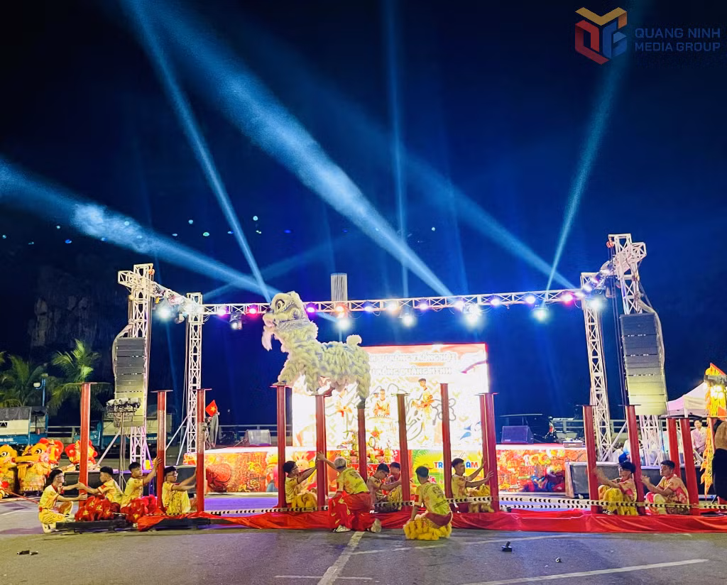 The opening performance, “The descent of the blue lion,” brought excitement and joy to the children at the festival.