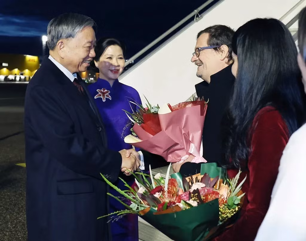 General Secretary Tô Lâm arrived at Helsinki Airport on October 20 evening. — VNA/VNS photo