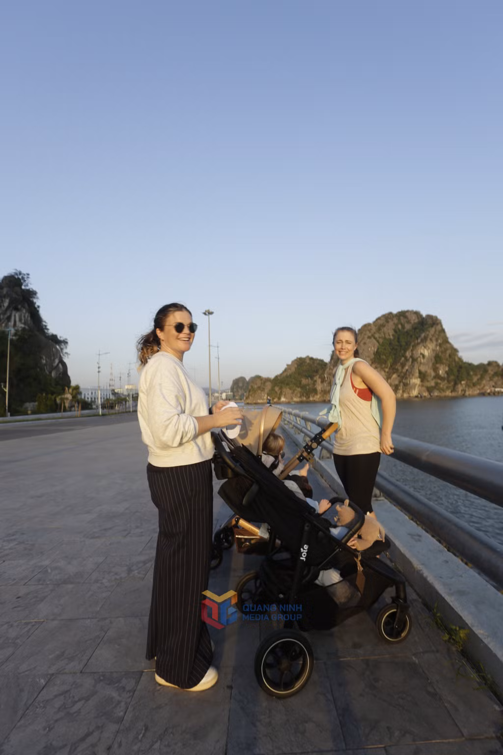Du khách nước ngoài say mê ngắm cảnh vịnh Hạ Long trong ánh thu vàng