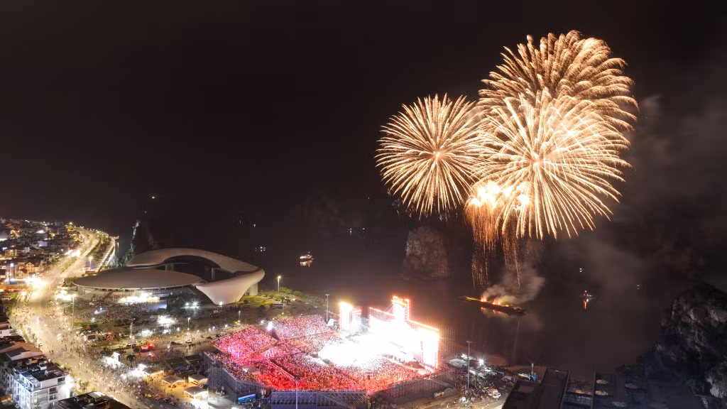 The concert concluded in a blaze of color, with a spectacular fireworks display lighting up the night sky. The vibrant bursts of light reflected off the serene waters of Ha Long Bay, creating a magical, dreamlike scene - one that left an unforgettable impression in the hearts of all who attended.
